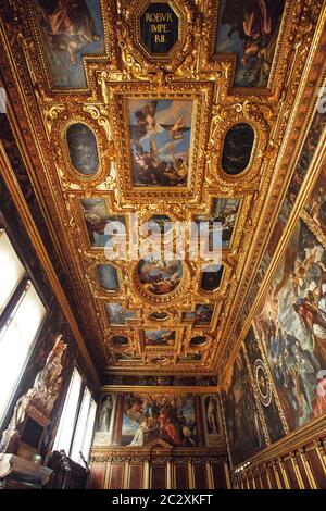 Schöne architektonische Detail und Deckengemälde von Dogenpalast (Palazzo Ducale) Interieur.`s Dieser Palast ist eines der wichtigsten Wahrzeichen von Venedig Stockfoto